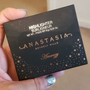 Anastasia Amrezy Highligther.. Sold out Everywhere